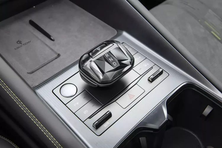 Điều đáng nói là phiên bản dẫn động bốn bánh cũng sẽ có phong cách nội thất bầu trời đầy sao hoang dã độc quyền, với tông màu xám đậm được tô điểm bằng màu xanh huỳnh quang bắt mắt hơn. BYD Song L cũng lần đầu tiên áp dụng thiết kế dải ánh sáng xung quanh kép bao quanh nội thất, khi kết hợp lại tạo ra hiệu ứng thị giác đan xen và chảy song song rất đẹp mắt.