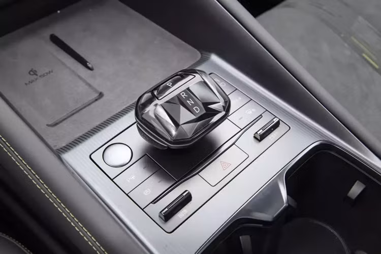 Điều đáng nói là phiên bản dẫn động bốn bánh cũng sẽ có phong cách nội thất bầu trời đầy sao hoang dã độc quyền, với tông màu xám đậm được tô điểm bằng màu xanh huỳnh quang bắt mắt hơn. BYD Song L cũng lần đầu tiên áp dụng thiết kế dải ánh sáng xung quanh kép bao quanh nội thất, khi kết hợp lại tạo ra hiệu ứng thị giác đan xen và chảy song song rất đẹp mắt.