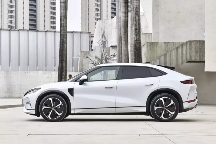 Mẫu SUV cỡ trung mới BYD Song L của Trung Quốc đã bắt đầu mở bán trước, theo thông tin được nhà sản xuất công bố tại hội nghị đặt trước, Song L sẽ ra mắt 5 mẫu xe với phiên bản đặt trước giá bán từ 220.000 đến 280.000 nhân dân tệ (tương đương 713 đến 908 triệu đồng).