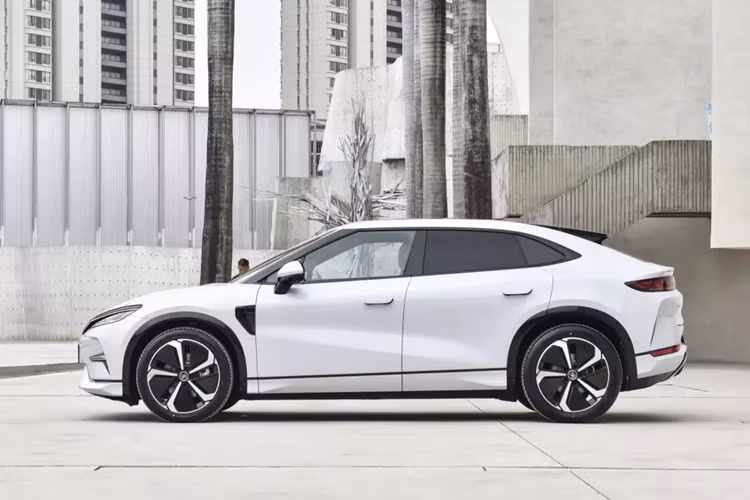 Mẫu SUV cỡ trung mới BYD Song L của Trung Quốc đã bắt đầu mở bán trước, theo thông tin được nhà sản xuất công bố tại hội nghị đặt trước, Song L sẽ ra mắt 5 mẫu xe với phiên bản đặt trước giá bán từ 220.000 đến 280.000 nhân dân tệ (tương đương 713 đến 908 triệu đồng).