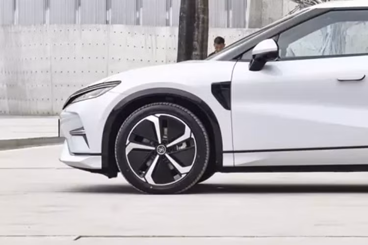 Bên dưới màn hình điều khiển trung tâm là hệ thống hương thơm với ba mùi hương rất đặc biệt và tinh tế. Ngoài ra, BYD Song L còn được trang bị hệ thống kết nối mạng thông minh DiLink dựa trên bộ xử lý Snapdragon và cùng với Qualcomm tùy chỉnh sâu nền tảng buồng lái ô tô hỗ trợ 5G.