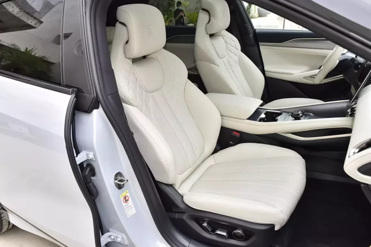 Về các số đo của xe, chiếc SUV điện cỡ trung BYD Song L 2023 có kích thước bao gồm chiều dài, chiều rộng và chiều cao lần lượt sẽ là 4.840 mm x 1.950 mm x 1.560 mm, chiều dài cơ sở của xe đạt mức tối đa sẽ là 2.930 mm.