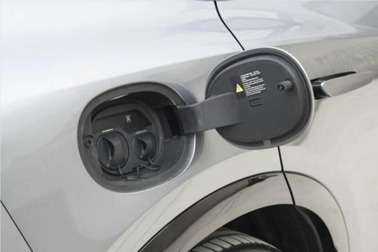 Phiên bản động cơ đơn có công suất tối đa 308 mã lực. Phạm vi chạy điện thuần túy của nó là 550 km, 602 km và 662 km trong điều kiện vận hành CLTC. Xe mới được trang bị hệ thống Yunnan C, có tốc độ điều chỉnh giảm xóc ở mức mili giây, kết hợp hoàn hảo giữa sự thoải mái và khả năng kiểm soát.