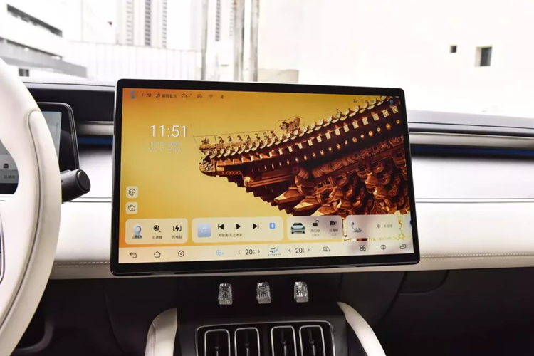 Kích thước này lớn hơn Song PLUS và Song Pro. So với các đối thủ phổ thông, kích thước thân xe của Song L nhỏ hơn Model Y và hệ số cản gió chỉ 0,255Cd. Về lốp, kích thước bánh trước là 245/45 và kích thước bánh sau là 265/45, xe sử dụng bộ mâm 20 inch.