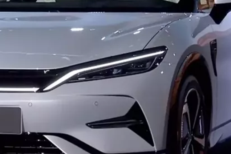 Về chất liệu nội thất, bảng điều khiển trung tâm, ốp cửa và ghế ngồi được làm bằng da lộn và da Nappa, tạo cảm giác thoải mái khi chạm vào. Trang bị của xe BYD Song L bao gồm màn hình là bảng đồng hồ full LCD 10,25 inch đi kèm màn hình điều khiển trung tâm 15,6 inch, các mẫu cao cấp còn có AR-HUD 50 inch.