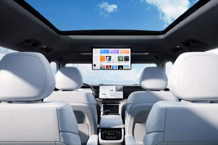 Polestones 01 thậm chí còn có cả 1 khoang bên bếp phía sau cốp dành cho khách hàng thích du lịch trải nghiệm. Về tính năng an toàn, Polestones 01 trang bị tiêu chuẩn với 6 camera, 5 radar sóng milimet và 12 cảm biến.