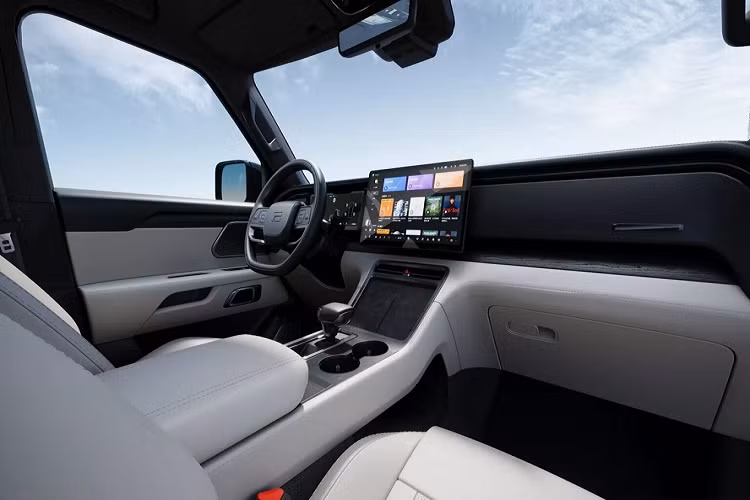 Vô lăng thiết kế hai chấu bọc da. Hai hàng ghế ghế trước và sau có chức năng sưởi, làm mát, massage.