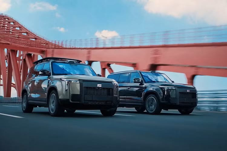 Polestones Automobiles – nhà sản xuất ôtô Trung Quốc có thể bạn chưa từng biết đến, vừa trình làng mẫu xe đầu tiên mang tên Polestones 01 2024 mới. Đây là chiếc SUV tập trung vượt địa hình do Pininfarina thiết kế và trang bị động cơ điện kết hợp xăng sẽ mở rộng phạm vi di chuyển trong 1 lần sạc.