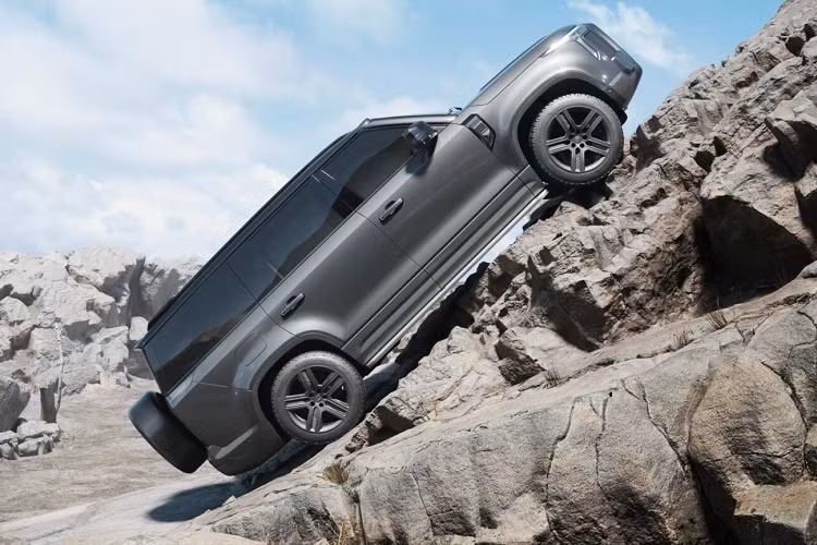 Phần hông Polestone 01 liên tưởng đến Defender 130 và phần đầu xe giống với Lexus GX 2024 mới ra mắt. Phía sau của Polestones đặc trưng bởi đèn hậu LED và giá đỡ lốp dự phòng. Một số tính năng nổi bật được tìm thấy trong cabin. Đặc biệt là khu vực bếp nhỏ được tích hợp vào cửa sau, bao gồm bình đựng nước, bếp từ và nhiều không gian để đựng đĩa, bát và đồ dùng