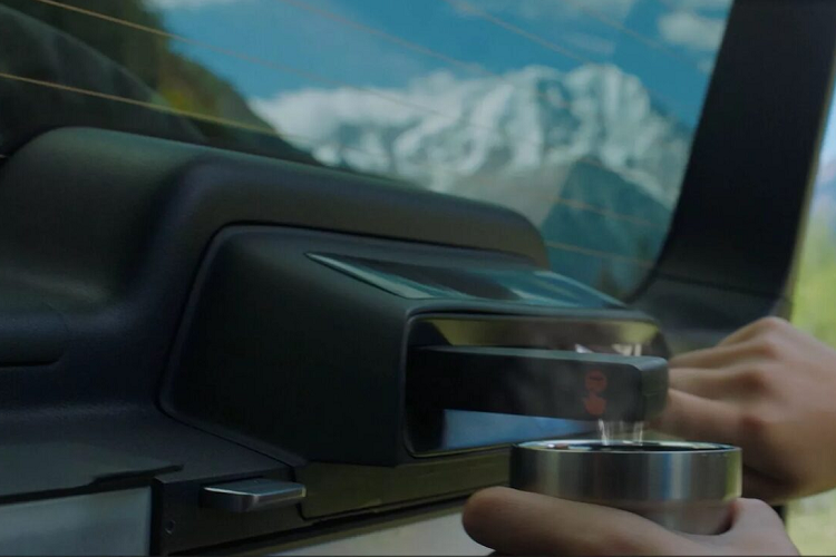 Đằng sau vô lăng là cụm đồng hồ kỹ thuật số lớn, màn hình thông tin giải trí lấy cảm hứng từ Tesla và sạc không dây, có cấu hình rất giống với Tesla Model 3 và Model Y. Các cửa gió điều hòa được giấu kín giống như Tesla đi kèm hệ thống lọc không khí có thể giải phóng các ion âm.