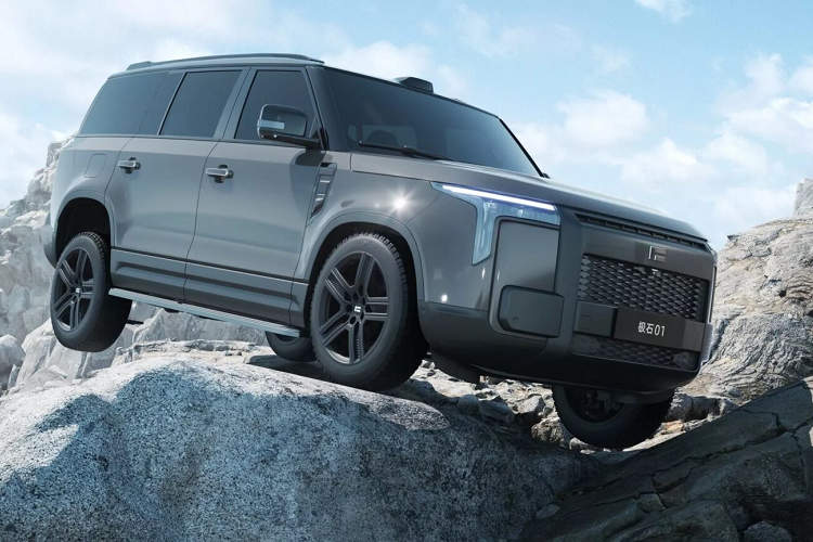 Polestones 01 có thể đạt tốc độ 100 km/h (62 mph) trong 5,5 giây và có bộ pin 56 kWh, phạm vi di chuyển bằng điện là 146 dặm tương đương 235 km theo chuẩn WLTP. Động cơ xăng sẽ mở rộng phạm vi hoạt động của Polestones 01 lên đến 693 dặm (khoảng 1.115 km). Giá xe Polestones 01 2024 chạy điện tại thị trường Trung Quốc dự đoán có mức khởi điểm từ 399.900 NDT (tương đương 1,32 tỷ đồng).