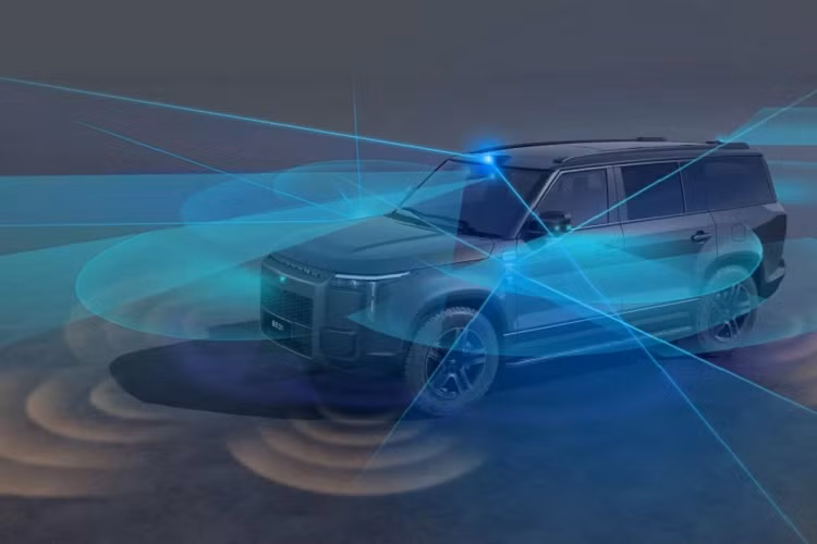 Những khách hàng mong muốn hệ thống lái tự động tiên tiến hơn có thể chọn 3 LiDAR, 12 camera, 5 radar sóng milimet và 12 cảm biến siêu âm. Polestones 01 trang bị động cơ 4 xi-lanh dung tích 1,5L và cặp động cơ điện công suất 469 mã lực và mô-men xoắn 740 Nm.