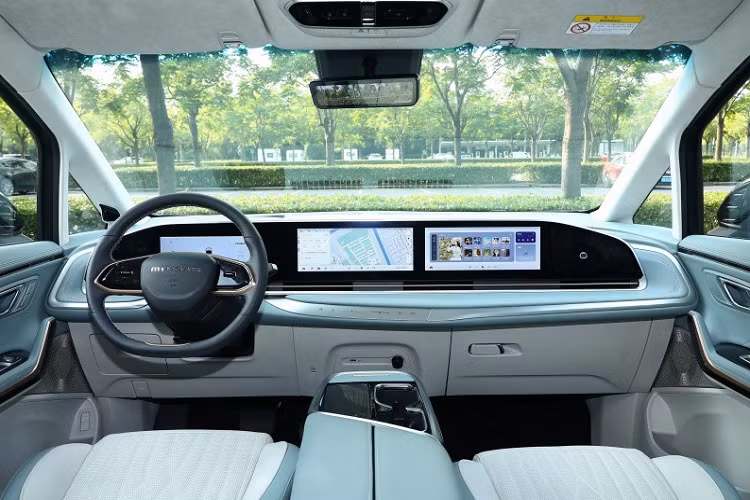 So với chiếc xe SAIC Maxus Mifa 9 ra mắt 2 năm trước, ở lần này, SAIC Maxus Mifa 9 2023 đã bổ sung chức năng hoán đổi pin, điều này được hiểu là Mifa 9 mới cung cấp dịch vụ cho thuê và thay thế pin, được trang bị pin Rubik's Cube của SAIC, có thể cung cấp pin với hai công suất 90/77kwh và đáp ứng tuổi thọ 5.000 lần thay thế pin.