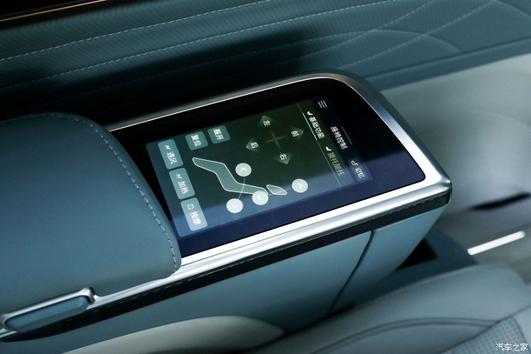 Về ngoại hình, chiếc xe mới SAIC Maxus Mifa 9 sẽ có thêm màu xanh lục bảo băng độc quyền cho thân xe, chưa hết, nó còn được phủ bột kim loại để làm cho chói hơn dưới ánh nắng mặt trời và mui xe được sơn màu đen để tạo thành thiết kế thân xe hai màu. Ngoài ra, SAIC Maxus Mifa 9 cũng sẽ được trang bị mâm xe 19 inch, 15 chấu làm tăng cảm giác sang trọng.