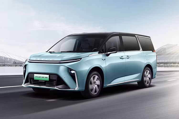 Nội thất của xe SAIC Maxus Mifa 9 2023 không có nhiều thay đổi, xe được trang bị thiết kế 3 màn hình cho khoang lái, ngoài ra còn có 7 màn hình nằm rải rác ở khoang hành khách, nhờ đó, mang đến trải nghiệm rất công nghệ, tất cả màn hình này đều có hỗ trợ kết nối 5G cùng hệ thống hỗ trợ lái thông minh cao cấp Utopilot.