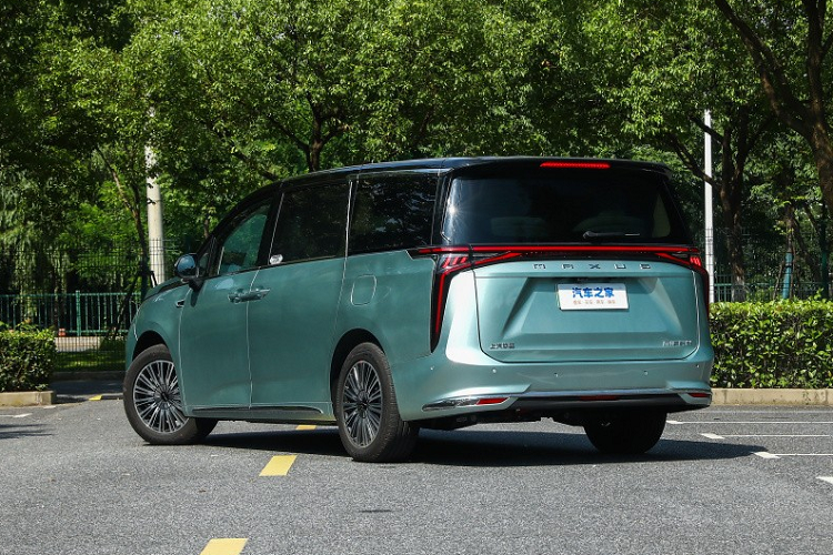 Về phần sức mạnh, toàn bộ dòng xe SAIC Maxus Mifa 9 được trang bị động cơ điện, đặt trước có công suất tối đa 241 mã lực và mô-men xoắn cực đại 350 Nm, bộ pin lithium-sắt 90 kWh, cho phép hoạt động trong phạm vi 520 km theo chu trình thử nghiệm CLTC.