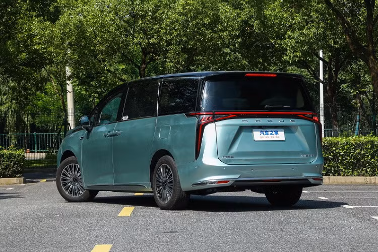 Về phần sức mạnh, toàn bộ dòng xe SAIC Maxus Mifa 9 được trang bị động cơ điện, đặt trước có công suất tối đa 241 mã lực và mô-men xoắn cực đại 350 Nm, bộ pin lithium-sắt 90 kWh, cho phép hoạt động trong phạm vi 520 km theo chu trình thử nghiệm CLTC.