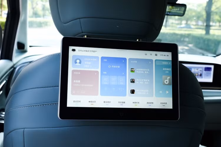 Cụm đèn pha và đèn hậu LED của xe vẫn giữ nguyên thiết kế so với bản đang bán ra thị trường, trong đó, nằm trên cùng là dải đèn LED chiếu sáng ban ngày hình vòng cung, với điểm nhấn là logo Maxus bằng kim loại sáng bóng, hệ thống đèn chiếu sáng được đặt thấp, 2 bên hốc gió trước. Cụm đèn hậu LED xuyên thấu có dạng hình chữ T.