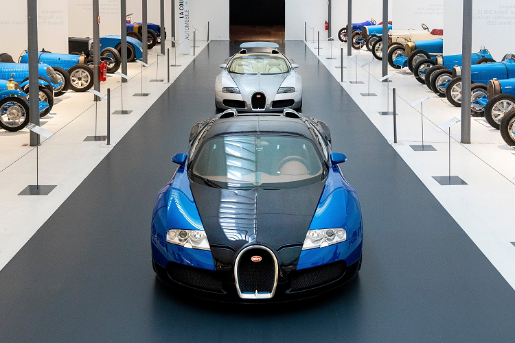 Chiếc Bugatti Veyron EB 16.4 ra mắt vào năm 2005 là một trong những mẫu Bugatti đầu tiên được bán. Còn chiếc Veyron Grand Sport 2009 thuộc lô hàng đầu tiên bàn giao đến khách hàng. Cả hai chiếc xe đều thuộc sở hữu của một doanh nhân, nằm trong bộ sưu tập quốc tế tại Các Tiểu vương quốc Ả Rập Thống nhất (UAE)".