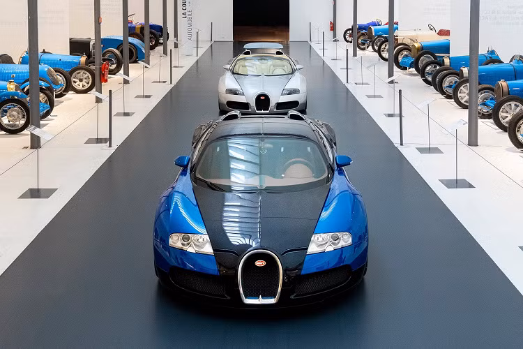 Chiếc Bugatti Veyron EB 16.4 ra mắt vào năm 2005 là một trong những mẫu Bugatti đầu tiên được bán. Còn chiếc Veyron Grand Sport 2009 thuộc lô hàng đầu tiên bàn giao đến khách hàng. Cả hai chiếc xe đều thuộc sở hữu của một doanh nhân, nằm trong bộ sưu tập quốc tế tại Các Tiểu vương quốc Ả Rập Thống nhất (UAE)".