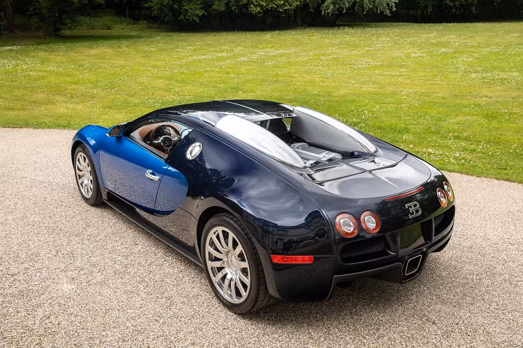 Trong khi đó, Veyron 16.4 Grand Sport "trẻ" hơn chiếc xe kia 3 tuổi, ngoại thất hai tông màu xám có vẻ ổn hơn, ngoại trừ nội thất. Chủ nhân xe đã yêu cầu mà nâu nhạt (Magnolia) thay cho màu nâu (Silk) nguyên bản. Theo Bugatti, điều này được thực hiện để mang lại cho xe "cấu hình hiện đại hơn".