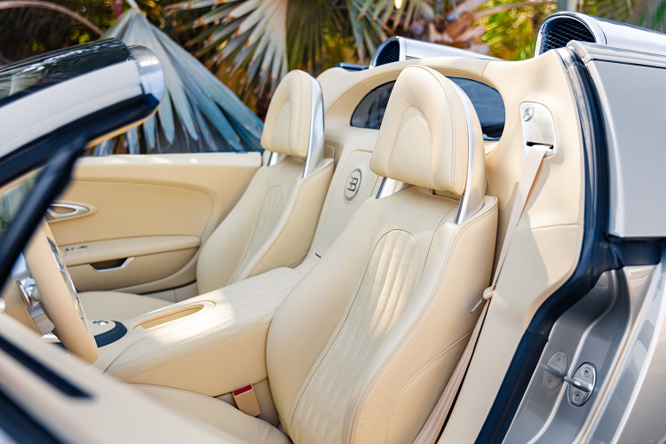 Trong khi bảo dưỡng tại Bugatti La Maison Pur Sang, cả hai chiếc xe đều được kiểm tra các bộ phận hoặc thay thế khi cần thiết. Bugatti cho biết chiếc coupe Veyron đã được tháo dỡ hoàn toàn để thay đổi màu sắc bên ngoài và bên trong, trong thời gian đó nó đã trở lại tình trạng như mới.