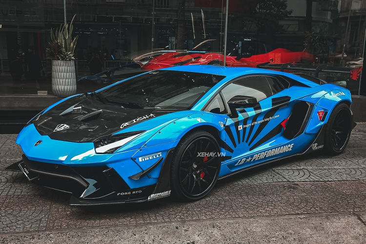 Lamborghini Aventador độ bodykit Aventador Limited Edition 50 trong bài về Việt Nam 2016, ban đầu thuộc sở của một tay chơi đến từ tỉnh Bà Rịa – Vũng Tàu và sau đó đã được đổi chủ. Ở lần xuất hiện này, chiếc xe “mặc áo” màu xanh – Blue Lemans độc nhất Việt Nam, cũng chính là màu sơn nguyên bản của xe.