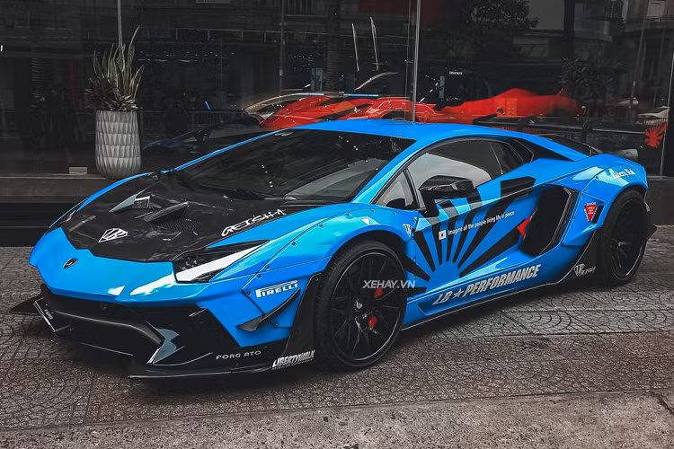 Lamborghini Aventador độ bodykit Aventador Limited Edition 50 trong bài về Việt Nam 2016, ban đầu thuộc sở của một tay chơi đến từ tỉnh Bà Rịa – Vũng Tàu và sau đó đã được đổi chủ. Ở lần xuất hiện này, chiếc xe “mặc áo” màu xanh – Blue Lemans độc nhất Việt Nam, cũng chính là màu sơn nguyên bản của xe.