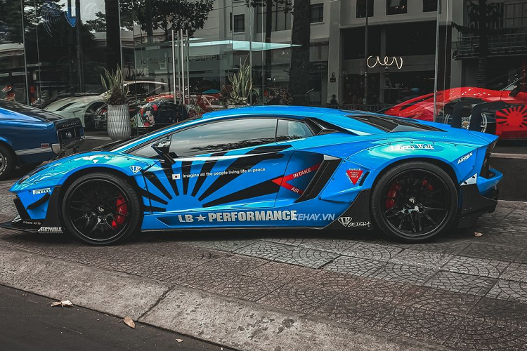 Đúng như tên gọi, Liberty Walk chỉ sản xuất đúng 50 bộ bodykit Aventador Limited Edition 50, với 30 bộ dành cho thị trường nội địa và 20 bộ cho thế giới. Chiếc Lamborghini Aventador độ Liberty Walk có mặt tại Việt Nam sở hữu bộ bodykit mang số thứ tự 2/50.