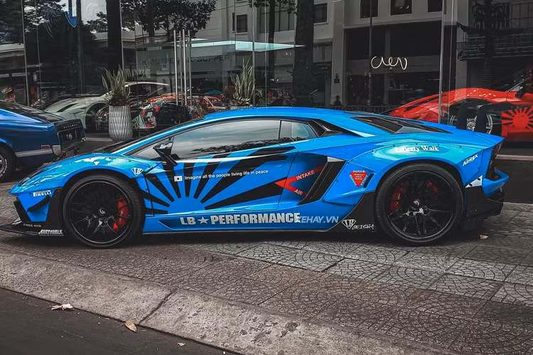 Đúng như tên gọi, Liberty Walk chỉ sản xuất đúng 50 bộ bodykit Aventador Limited Edition 50, với 30 bộ dành cho thị trường nội địa và 20 bộ cho thế giới. Chiếc Lamborghini Aventador độ Liberty Walk có mặt tại Việt Nam sở hữu bộ bodykit mang số thứ tự 2/50.