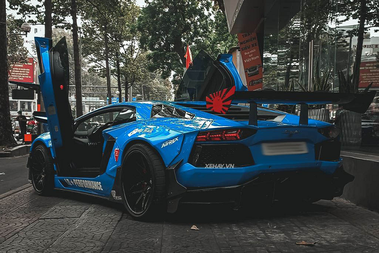 Để sở hữu gói độ chính hãng này, ước tính chủ nhân phải chi khoảng 3 tỷ đồng. Đổi lại, Lamborghini Aventador có một diện mạo hầm hố và cuốn hút hơn. Bộ bodykit này bao gồm cản trước, vây cá, ốp gương, nắp ca-pô, khuếch sau, ốp sườn được làm từ sợi carbon.