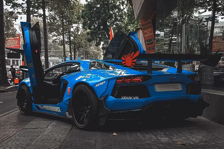 Để sở hữu gói độ chính hãng này, ước tính chủ nhân phải chi khoảng 3 tỷ đồng. Đổi lại, Lamborghini Aventador có một diện mạo hầm hố và cuốn hút hơn. Bộ bodykit này bao gồm cản trước, vây cá, ốp gương, nắp ca-pô, khuếch sau, ốp sườn được làm từ sợi carbon.