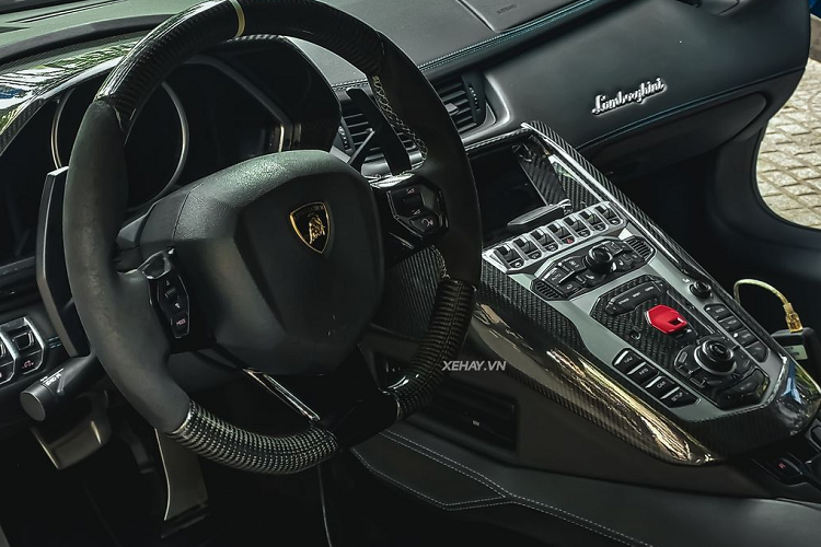 Ngoài ra, xe còn được độ hệ thống ống xả của Fi Exhaust cùng cánh gió làm từ sợi carbon nhỏ gọn hơn nhưng vẫn có đủ sự hầm hố cần thiết. Hoàn thiện bản độ hàng hiếm này là bộ la-zăng thiết kế độc đáo hiệu Forgiato, phuộc hơi nâng hạ gầm của Air Rex, hai thanh giằng ở động cơ và ốc làm từ vật liệu iconeo siêu cứng và siêu nhẹ thường chỉ được ứng dụng trong tàu vũ trụ.