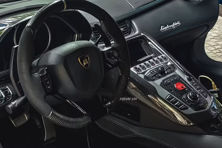 Ngoài ra, xe còn được độ hệ thống ống xả của Fi Exhaust cùng cánh gió làm từ sợi carbon nhỏ gọn hơn nhưng vẫn có đủ sự hầm hố cần thiết. Hoàn thiện bản độ hàng hiếm này là bộ la-zăng thiết kế độc đáo hiệu Forgiato, phuộc hơi nâng hạ gầm của Air Rex, hai thanh giằng ở động cơ và ốc làm từ vật liệu iconeo siêu cứng và siêu nhẹ thường chỉ được ứng dụng trong tàu vũ trụ.