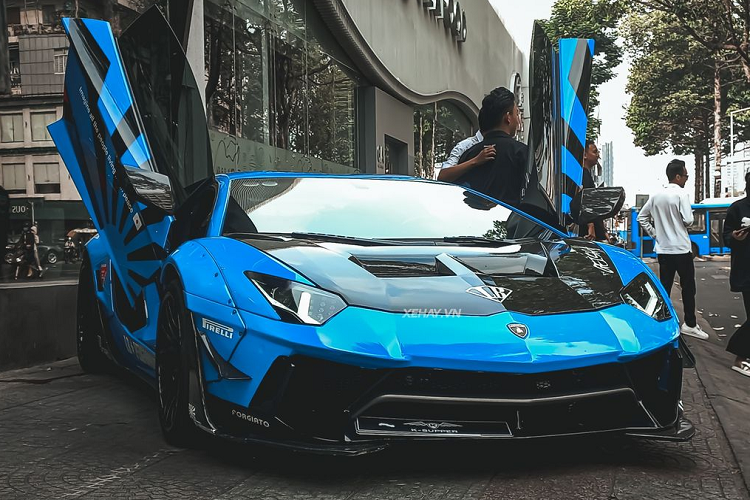Mặc dù được nâng cấp mạnh mẽ ở ngoại thất nhưng động cơ của chiếc Lamborghini Aventador hàng hiếm trong bài vẫn là loại nguyên bản V12, dung tích 6.5L hút khí tự nhiên, sản sinh công suất 700 mã lực và mô-men xoắn 690 Nm. Kết hợp với hệ dẫn động bốn bánh và hộp số bán tự động 7 cấp ly hợp đơn, siêu xe này chỉ mất 2,9 giây để tăng tốc 0-100 km/h trước khi đạt tốc độ tối đa 350 km/h.