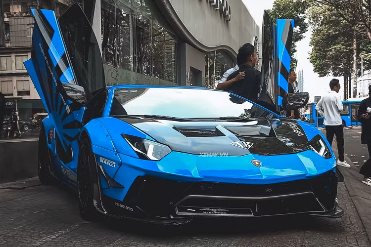 Mặc dù được nâng cấp mạnh mẽ ở ngoại thất nhưng động cơ của chiếc Lamborghini Aventador hàng hiếm trong bài vẫn là loại nguyên bản V12, dung tích 6.5L hút khí tự nhiên, sản sinh công suất 700 mã lực và mô-men xoắn 690 Nm. Kết hợp với hệ dẫn động bốn bánh và hộp số bán tự động 7 cấp ly hợp đơn, siêu xe này chỉ mất 2,9 giây để tăng tốc 0-100 km/h trước khi đạt tốc độ tối đa 350 km/h.