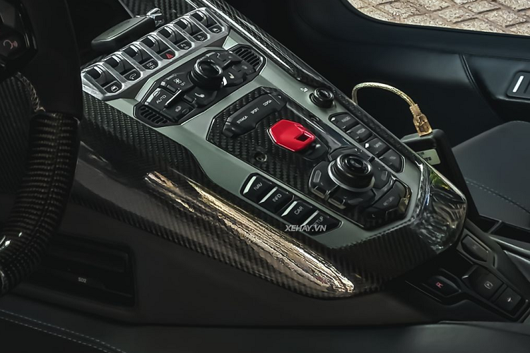 Đầu xe được lấy cảm hứng rõ rệt từ chiếc Lamborghini Aventador SV với dè trước cắt bớt cùng nắp ca-pô tích hợp hai hốc hút gió cỡ lớn. Toàn bộ thân xe sau khi ốp bodykit đã được cố định lại bằng đinh tán, điều này có nghĩa là siêu xe sẽ khó quay về được trạng thái ban đầu.