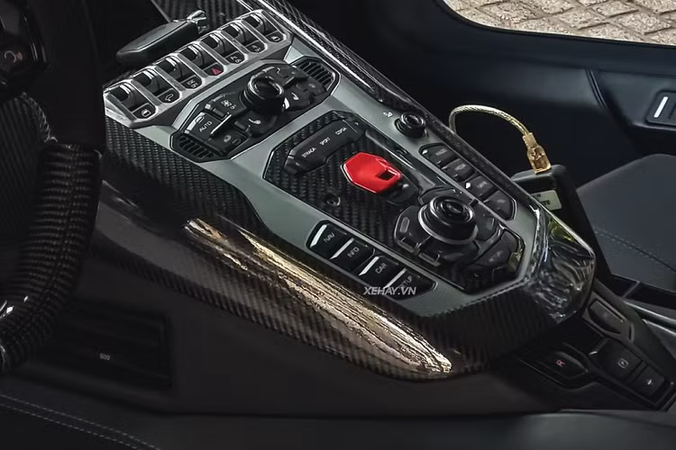 Đầu xe được lấy cảm hứng rõ rệt từ chiếc Lamborghini Aventador SV với dè trước cắt bớt cùng nắp ca-pô tích hợp hai hốc hút gió cỡ lớn. Toàn bộ thân xe sau khi ốp bodykit đã được cố định lại bằng đinh tán, điều này có nghĩa là siêu xe sẽ khó quay về được trạng thái ban đầu.