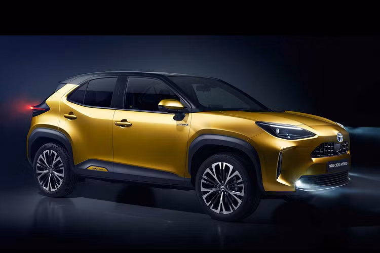 Động cơ kết hợp với mô-tơ điện mạnh 79 mã lực và 141 Nm, hộp số CVT cũng như pin lithium-ion nằm phía sau. Tổng cộng, Toyota Yaris Cross sở hữu công suất 110 mã lực và có thể đạt vận tốc tối đa 170 km/h. Đặc biệt, lượng xăng tiêu thụ trung bình của xe chỉ dừng ở mức 26,3 km/lít (khoảng 3,8 lít/100 km).