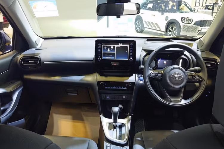 Tương tự Corolla Cross, Toyota Yaris Cross cũng là mẫu xe khá "lỡ cỡ" khi nằm giữa phân khúc hạng A và hạng B. Cụ thể, xe có chiều dài 4.180 mm, chiều rộng 1.765 mm, chiều cao 1.590 mm và chiều dài cơ sở 2.560 mm. So với SUV hạng A Toyota Raize, mẫu xe này có chiều dài cơ sở chỉ nhỉnh hơn 35 mm.