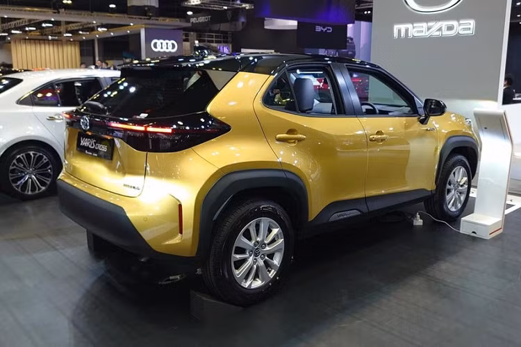 So với hồi năm 2021, giá xe Toyota Yaris Cross 2023 hiện đã tăng đáng kể. Cụ thể, bản Active của mẫu xe này có giá lên đến 146.888 SGD (khoảng 2,59 tỷ đồng) trong khi con số tương ứng của bản Excite là 151.888 SGD (2,68 tỷ đồng). Vì bị đánh thuế nặng nên giá xe ở Singapore thường rất cao.