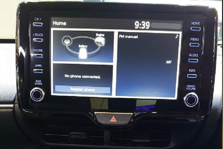 Ở bản nào, Toyota Yaris Cross cũng đi kèm khởi động nút bấm, điều hòa tự động, gương chiếu hậu chỉnh tay 2 chế độ ngày/đêm, bảng đồng hồ tích hợp màn hình đa thông tin 4,2 inch, màn hình cảm ứng trung tâm 8 inch, hỗ trợ Android Auto/Apple CarPlay, hệ thống âm thanh 6 loa, màn hình hiển thị thông tin kính lái 10,1 inch và ghế sau gập 40:20:40.