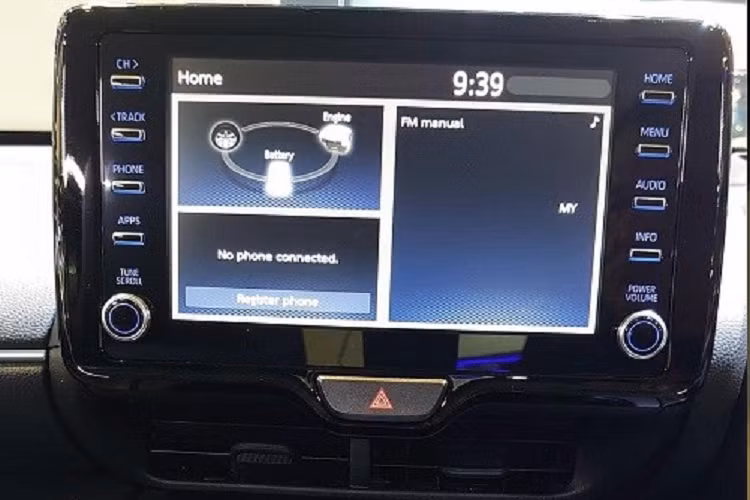 Ở bản nào, Toyota Yaris Cross cũng đi kèm khởi động nút bấm, điều hòa tự động, gương chiếu hậu chỉnh tay 2 chế độ ngày/đêm, bảng đồng hồ tích hợp màn hình đa thông tin 4,2 inch, màn hình cảm ứng trung tâm 8 inch, hỗ trợ Android Auto/Apple CarPlay, hệ thống âm thanh 6 loa, màn hình hiển thị thông tin kính lái 10,1 inch và ghế sau gập 40:20:40.