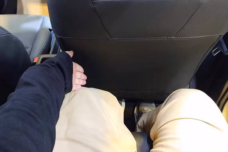 Hệ thống kiểm soát hành trình thích ứng, hỗ trợ bám làn đường, hỗ trợ chuyển làn đường và đèn pha tự động. Ngoài ra, xe còn có 8 túi khí, hỗ trợ phanh khi đỗ xe, cảnh báo phương tiện cắt ngang khi lùi, phanh tay điện tử, tự động giữ phanh tạm thời, cảnh báo điểm mù, camera lùi và cảm biến đỗ xe.