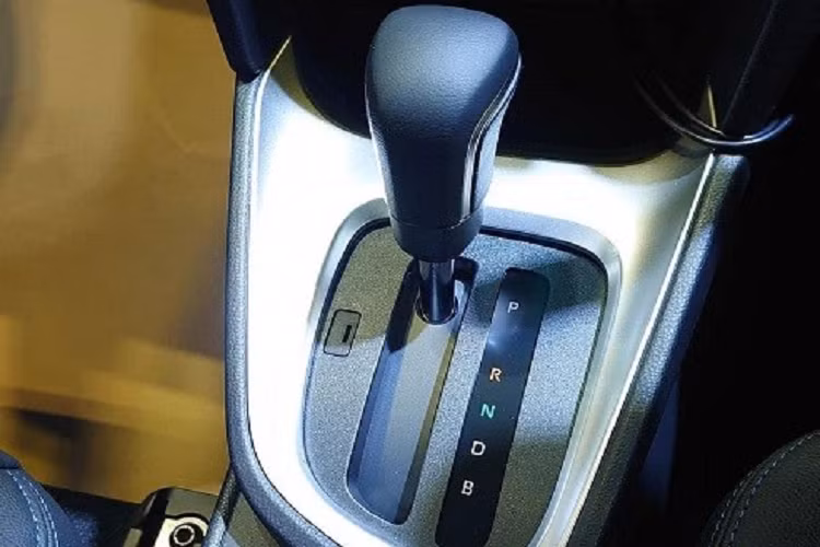 Tuy nhiên, vì kích thước nhỏ nên hàng ghế sau của Toyota Yaris Cross khá chật chội. Trang bị an toàn có thể nói là điểm nhấn của Toyota Yaris Cross khi mẫu xe này có gói công nghệ Toyota Safety Sense. Nhờ đó, xe có những tính năng như cảnh báo tiền va chạm, hỗ trợ quay đầu tại giao lộ, hỗ trợ đánh lái khẩn cấp