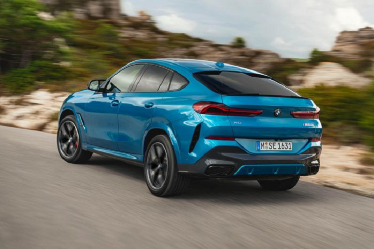 Về thông số kỹ thuật của từng phiên bản không khác mấy so với BMW X5. X5 M60i xDrive và X6 M60i xDrive đều có khả năng tăng tốc từ 0 lên 100 km/h chỉ trong 4,3 giây, trước khi đạt vận tốc tối đa được giới hạn ở mức 250 km/h.