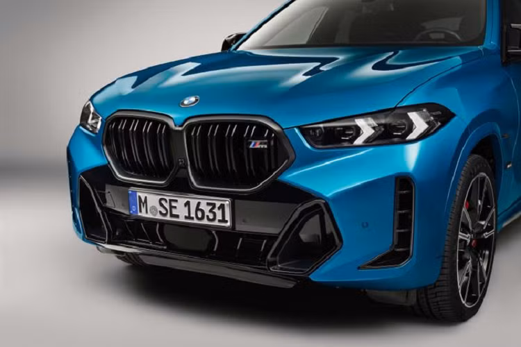 Chi tiết hốc gió hình bát giác được sơn màu đen nằm bên dưới lưới tản nhiệt của X6 tạo nên điểm nổi bật cho xe. Và góp phần tạo nên vẻ ngoài mạnh mẽ và táo bạo cho chiếc xe. X6 với thiết kế coupe sang trọng khi phần mui vuốt đều xuống nắp khoang hành lý. Cánh lướt gió cỡ nhỏ và hệ thống ống xả kép màu đen được bổ sung trên bản M60i.