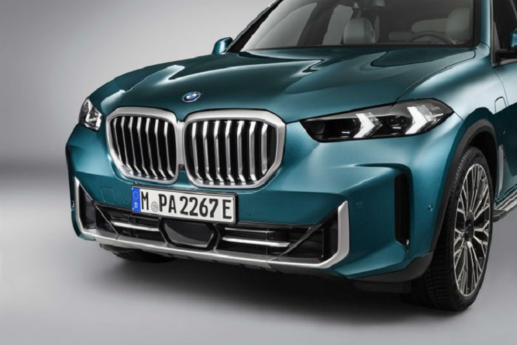 Hay hốc gió cản trước của xe thiết kế theo dạng thẳng đứng và được viền chrome sáng màu. Tuy nhiên, về phần trang bị đèn pha tách rời thì trên mẫu xe SUV BMW X5 2023 bản LCI vẫn chưa được áp dụng như trên X7. Bộ phần này được tích hợp cả đèn ban ngày và đèn tín hiệu dạng mũi tên độc đáo với bề ngang mỏng hơn 35mm.