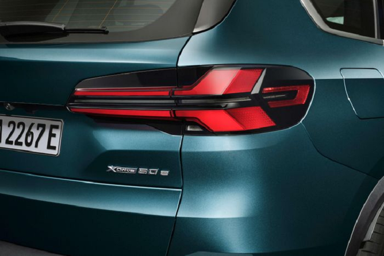 X5 toát lên sự mạnh mẽ hơn với những đường gân dập nổi ở phần đuôi xe. Phần đèn hậu được thiết kế nâng cấp lên hoạ tiết chữ X, đi cùng các công nghệ sợi quang, thay vì đèn hậu chữ L như trước đây.Tương tự X5, những thiết kế mới này cũng được trang bị trên BMW X6. Bên cạnh biến thể cao cấp nhất M60i xDrive, X6 sở hữu gói thể thao M Sport tiêu chuẩn.