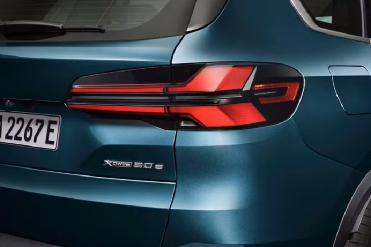 X5 toát lên sự mạnh mẽ hơn với những đường gân dập nổi ở phần đuôi xe. Phần đèn hậu được thiết kế nâng cấp lên hoạ tiết chữ X, đi cùng các công nghệ sợi quang, thay vì đèn hậu chữ L như trước đây.Tương tự X5, những thiết kế mới này cũng được trang bị trên BMW X6. Bên cạnh biến thể cao cấp nhất M60i xDrive, X6 sở hữu gói thể thao M Sport tiêu chuẩn.